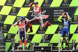 Podium : le second Marc Marquez, Repsol Honda Team, le vainqueur Jorge Lorenzo, Ducati Team, le troisième Valentino Rossi, Yamaha Factory Racing