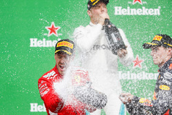 Sebastian Vettel, Ferrari, 1° classificato, Valtteri Bottas, Mercedes, 2° classificato, e Max Verstappen, Red Bull Racing, 3° classificato