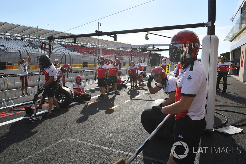 Latihan pit stop Sauber