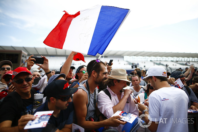 Pierre Gasly, Toro Rosso, memberikan tanda tangan