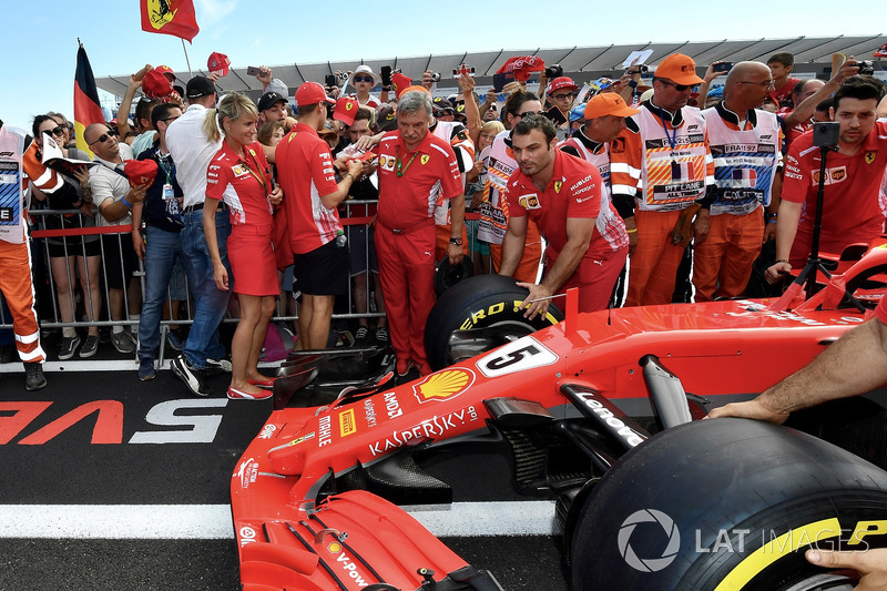 Sebastian Vettel, Ferrari firma autógrafos para los fanáticos