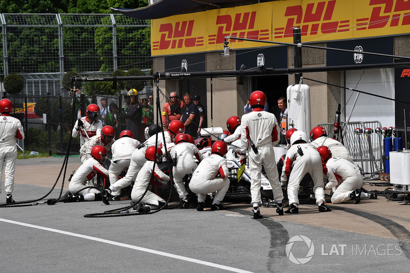 Charles Leclerc, Sauber C37 au stand