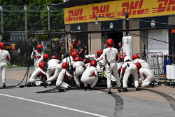 Charles Leclerc, Sauber C37 au stand
