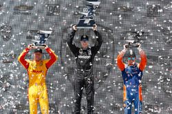 Ryan Hunter-Reay, Andretti Autosport Honda, Josef Newgarden, Team Penske Chevrolet, Scott Dixon, Chip Ganassi Racing Honda, sur le podium