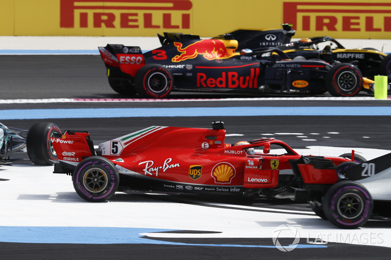 Carlos Sainz Jr., Renault Sport F1 Team R.S. 18, Daniel Ricciardo, Red Bull Racing RB14, pasan a Sebastian Vettel, Ferrari SF71H, Valtteri Bottas, Mercedes AMG F1 W09