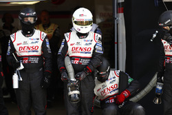 Les mécaniciens de Toyota Gazoo Racing attendent pour un arrêt aux stands