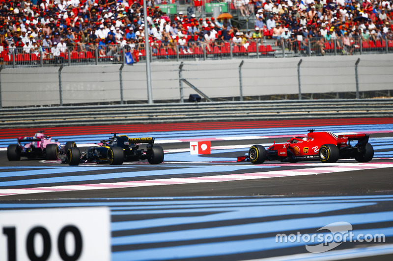 Sergio Perez, Force India VJM11, precede Nico Hulkenberg, Renault Sport F1 Team R.S. 18, e Sebastian Vettel, Ferrari SF71H