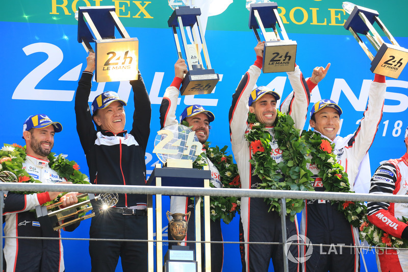 Overall podium: winners Sébastien Buemi, Kazuki Nakajima, Fernando Alonso, Toyota Gazoo Racing