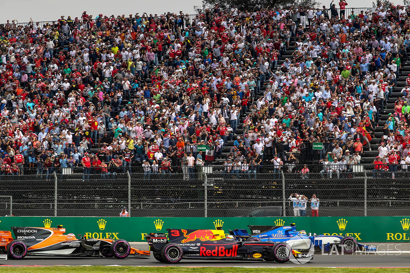 Daniel Ricciardo, Red Bull Racing RB13 , Pascal Wehrlein, Sauber C36 battle