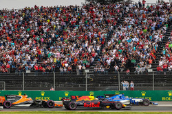 Daniel Ricciardo, Red Bull Racing RB13 and Pascal Wehrlein, Sauber C36 battle at the start of the race