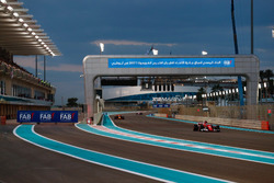 Kimi Raikkonen, Ferrari SF70H, Daniel Ricciardo, Red Bull Racing RB13