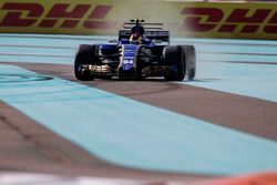 Pascal Wehrlein, Sauber C36 runs wide