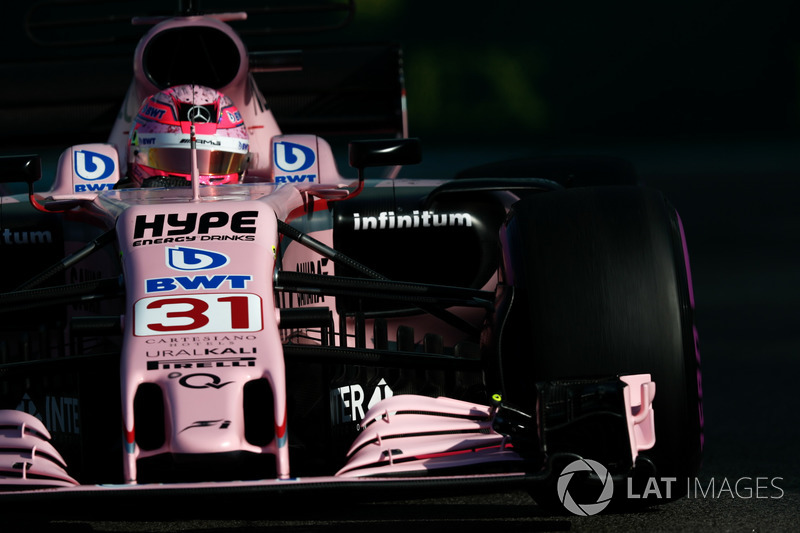 Ocon expressou sua insatisfação com Pérez pelo rádio: “O que é isso? Ele não pode fazer isso. Isso não é uma forma justa de se competir, de forma alguma.”