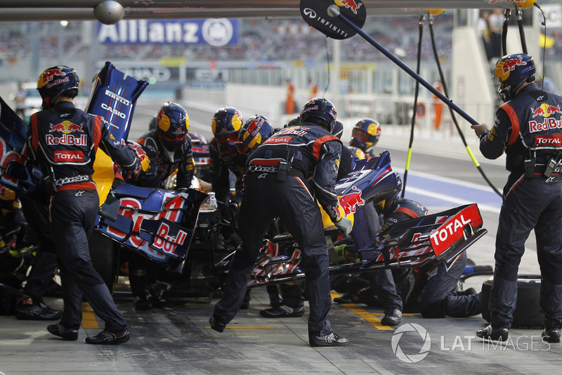 После этого Red Bull ничего не оставалось, кроме как провести своему гонщику ранний пит-стоп. Так как пелетон к этому времени уже уплотнился, немец вновь оказался самым последним