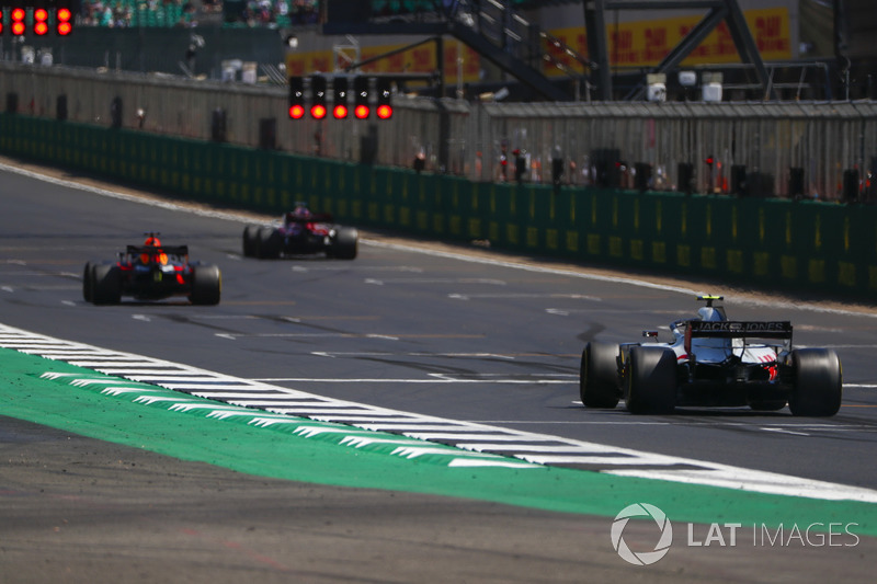 Daniel Ricciardo, Red Bull Racing RB14, Marcus Ericsson, Sauber C37, et Kevin Magnussen, Haas F1 Team VF-18, alignés pour des essais de départ