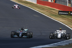 Lewis Hamilton, Mercedes-AMG F1 W09 et Charles Leclerc, Sauber C37