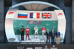 Podio: ganador de la carrera Anthoine Hubert, ART Grand Prix, segundo lugar Nikita Mazepin, ART Grand Prix, tercer puesto Callum Ilott, ART Grand Prix