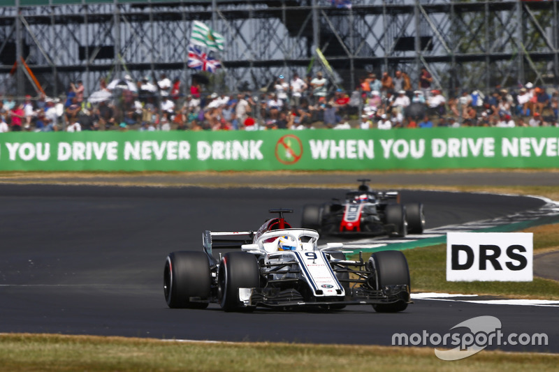 Marcus Ericsson, Sauber C37, devant Romain Grosjean, Haas F1 Team VF-18