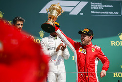 Le vainqueur Sebastian Vettel, Ferrari, sur le podium