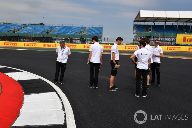 Stoffel Vandoorne, McLaren e Gil De Ferran, Direttore sportivo, McLaren, camminano lungo il circuito