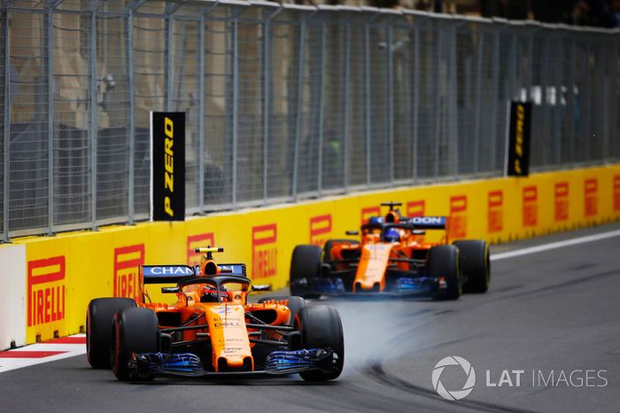 Stoffel Vandoorne, McLaren MCL33 Renault, y Fernando Alonso, McLaren MCL33 Renault