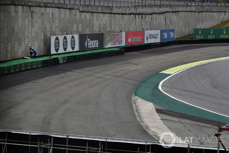 Skid marks left by the crashed car of Lewis Hamilton, Mercedes-Benz F1 W08 in Q1