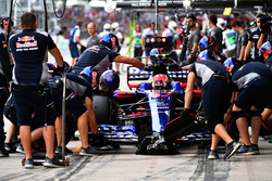 Pierre Gasly, Scuderia Toro Rosso STR12 pit stop