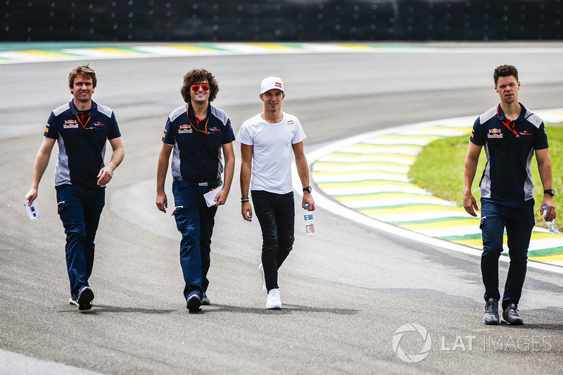 Pierre Gasly, Scuderia Toro Rosso, cammina lungo il circuito con il suo team