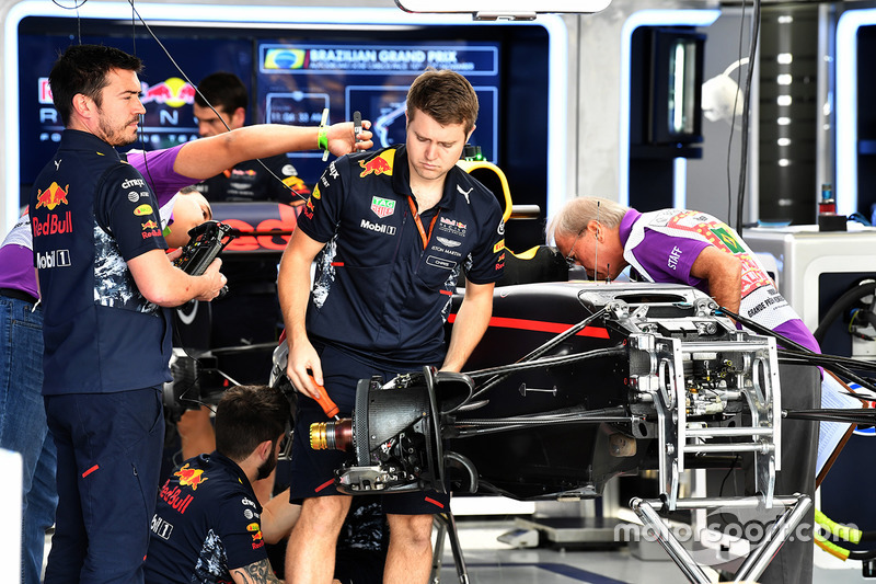 Une Red Bull Racing RB13 dans le garage