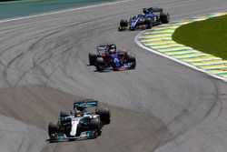 Lewis Hamilton, Mercedes AMG F1 W08, Pierre Gasly, Scuderia Toro Rosso STR12, Marcus Ericsson, Sauber C36