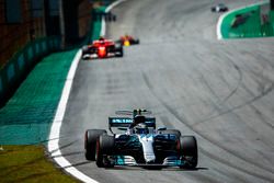 Валттери Боттас, Mercedes AMG F1 W08, и Кими Райкконен, Ferrari SF70H