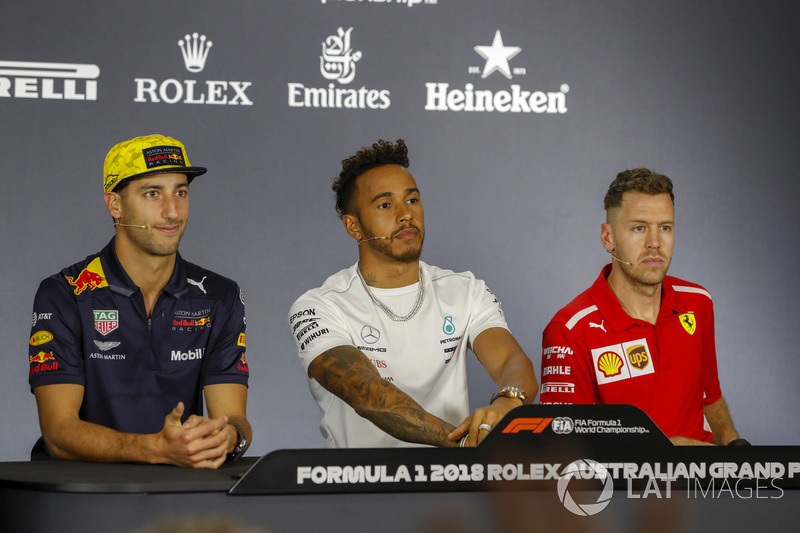 Daniel Ricciardo, Red Bull Racing, Lewis Hamilton, Mercedes AMG F1, dan Sebastian Vettel, Ferrari sesi konferensi pers Kamis
