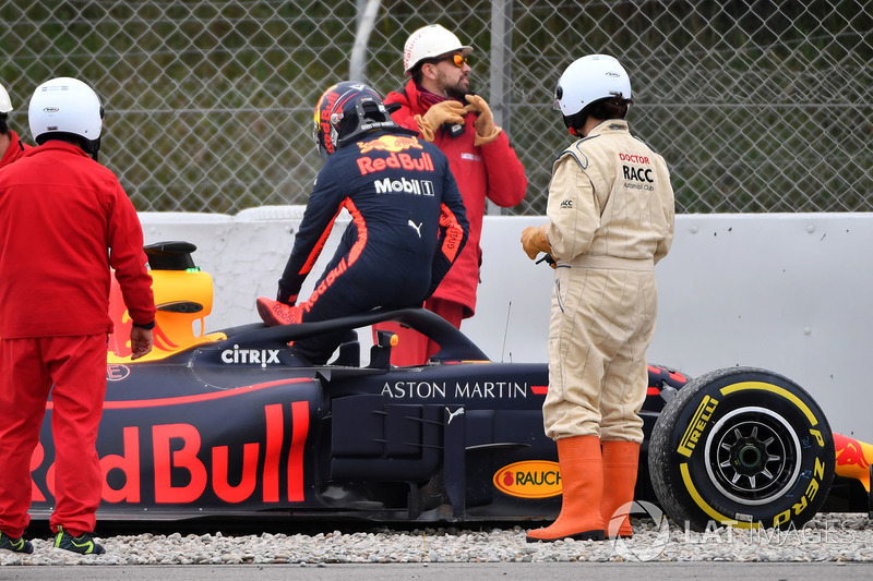 Max Verstappen, Red Bull Racing RB14 sobre la grava