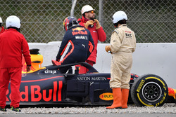 Max Verstappen, Red Bull Racing RB14 in de grindbak