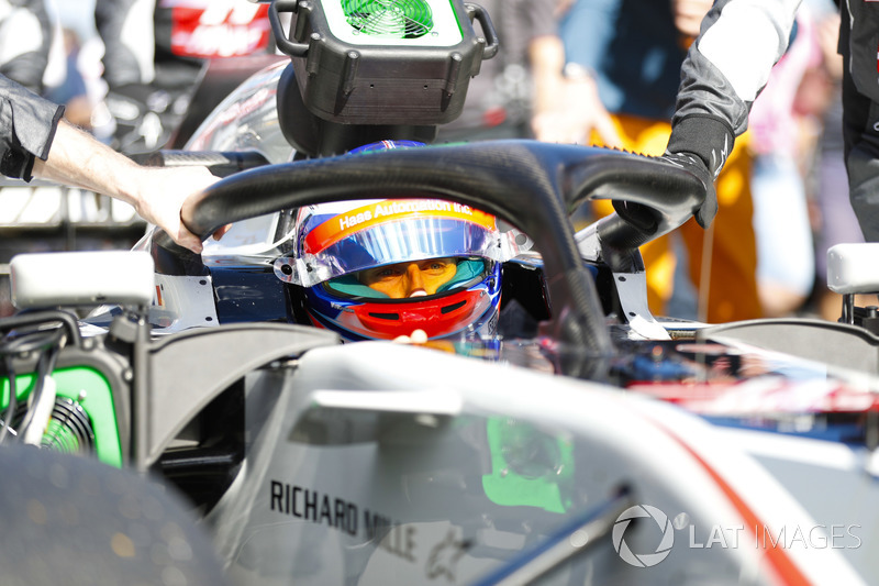 Romain Grosjean, Haas F1 Team, en la parrilla