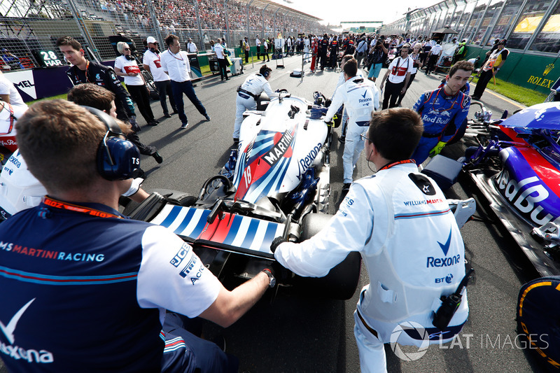 Lance Stroll, Williams FW41 Mercedes, arrives on the grid