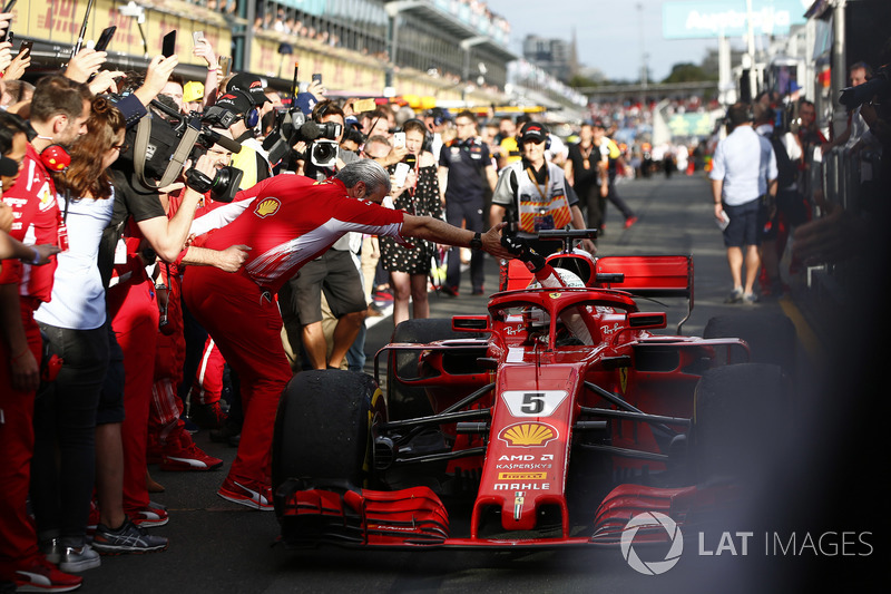 Maurizio Arrivabene, Takım Patronu, Ferrari, ve yarış galibi Sebastian Vettel, Ferrari SF71H, Parc Ferme