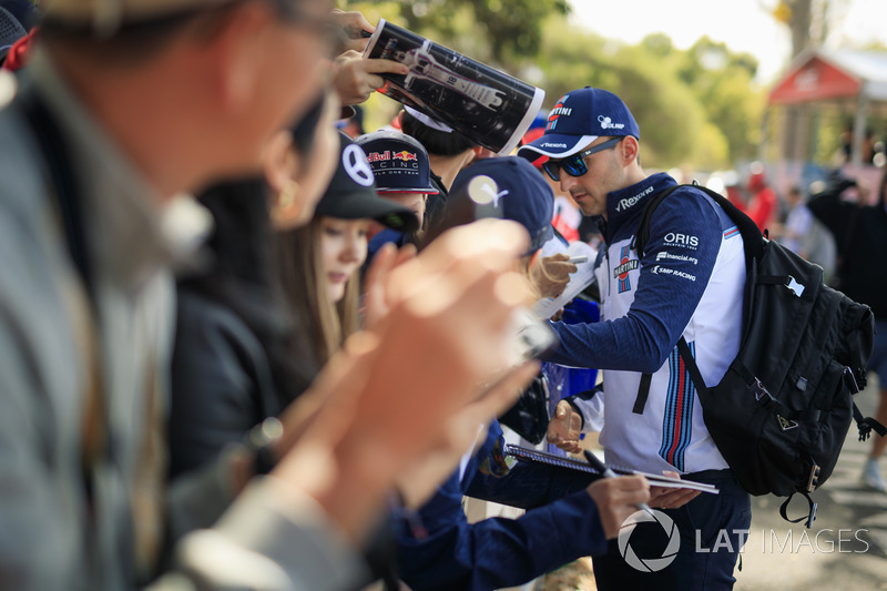 Robert Kubica, Williams imza dağıtıyor