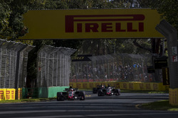 Kevin Magnussen, Haas F1 Team VF-18 Ferrari, y Romain Grosjean, Haas F1 Team VF-18 Ferrari