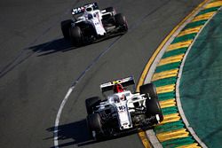 Charles Leclerc, Sauber C37 Ferrari, delante de Lance Stroll, Williams FW41 Mercedes