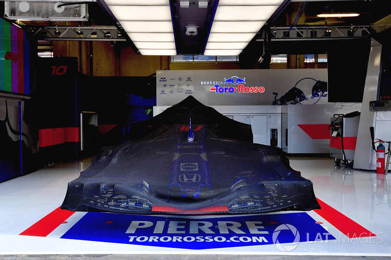 La Scuderia Toro Rosso STR13 couverte dans le garage
