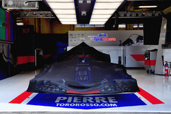 La Scuderia Toro Rosso STR13 couverte dans le garage