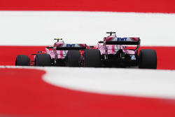 Esteban Ocon, Force India VJM11, y Sergio Perez, Force India VJM11