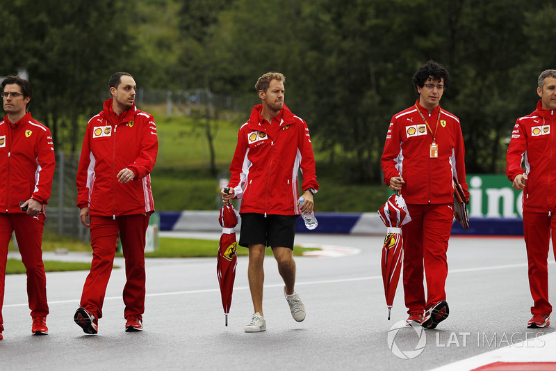 Sebastian Vettel, Ferrari, cammina lungo il circuito con il team