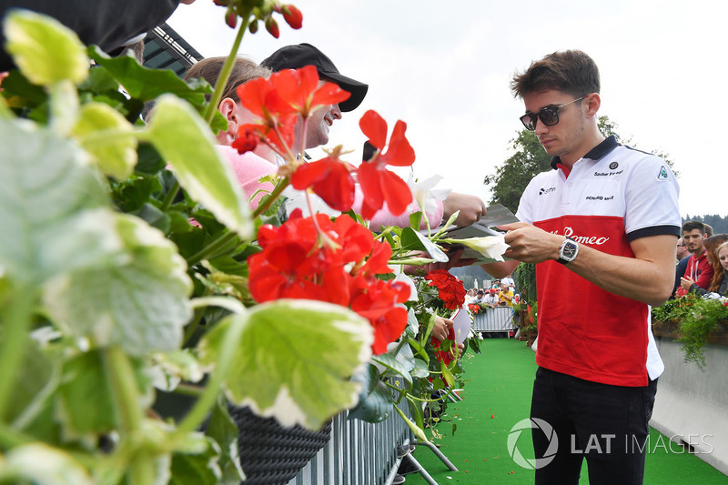 Charles Leclerc, Sauber signe des autographes pour les fans