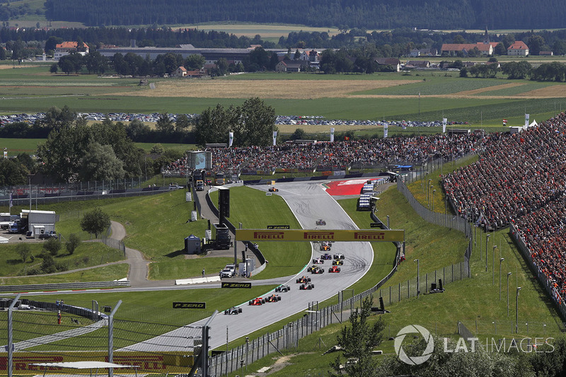 Lewis Hamilton, Mercedes-AMG F1 W09, al comando alla partenza della gara