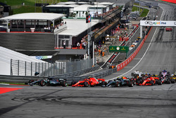 Lewis Hamilton, Mercedes-AMG F1 W09, Valtteri Bottas, Mercedes-AMG F1 W09 and Kimi Raikkonen, Ferrari SF71H battle at the start of the race