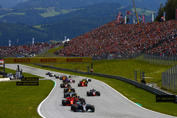 Lewis Hamilton, Mercedes AMG F1 W09, Kimi Raikkonen, Ferrari SF71H, Max Verstappen, Red Bull Racing RB14, Valtteri Bottas, Mercedes AMG F1 W09, Romain Grosjean, Haas F1 Team VF-18, le reste du peloton