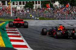 Daniel Ricciardo, Red Bull Racing RB14 e Kimi Raikkonen, Ferrari SF71H