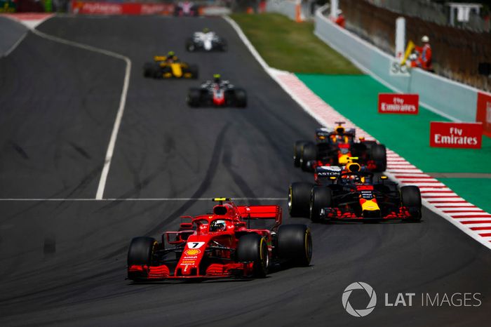 Kimi Raikkonen, Ferrari SF71H, Max Verstappen, Red Bull Racing RB14, y Daniel Ricciardo, Red Bull Racing RB14, detrás del safety car